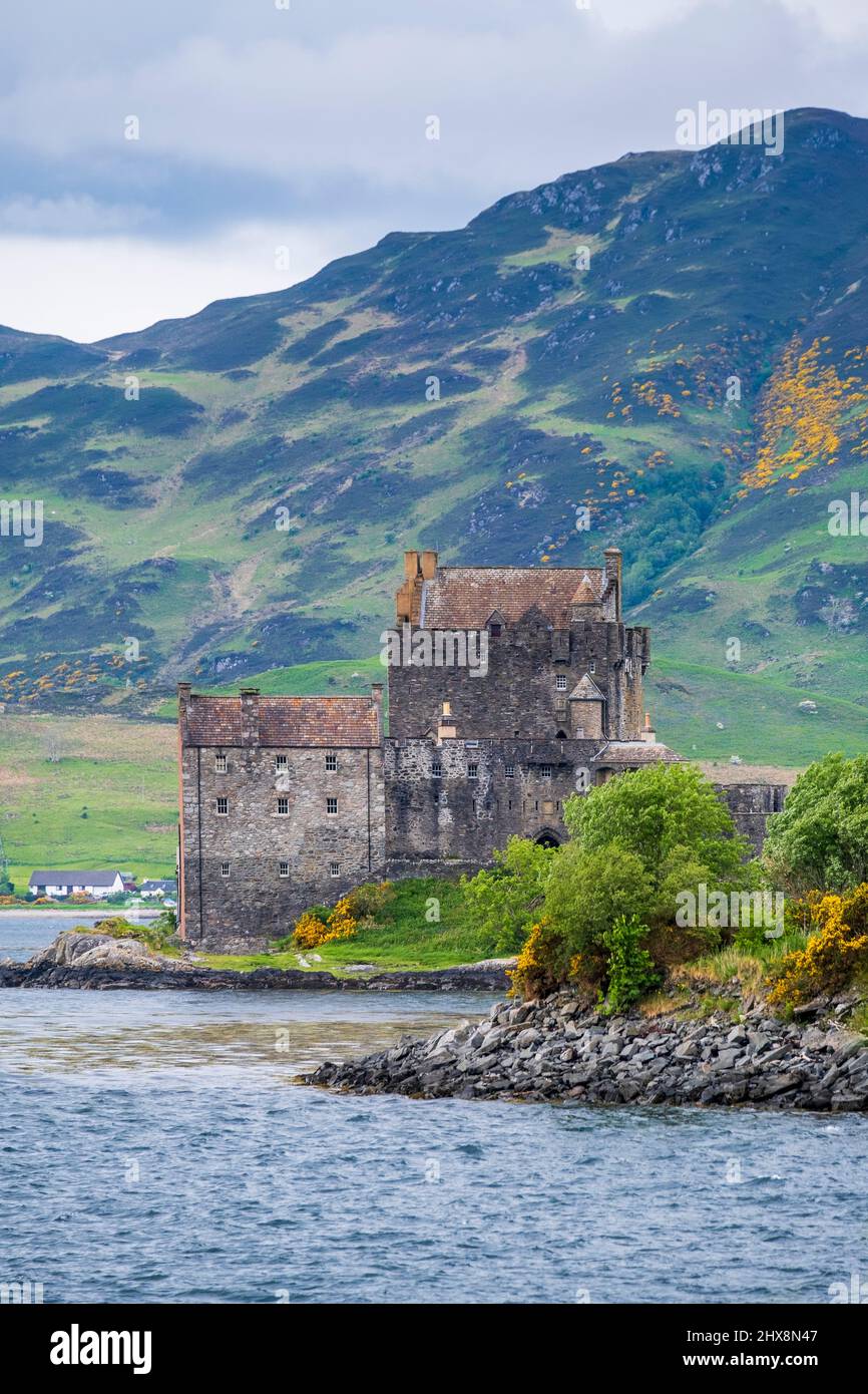 Le château Eilean Donan en Écosse, au printemps. Banque D'Images