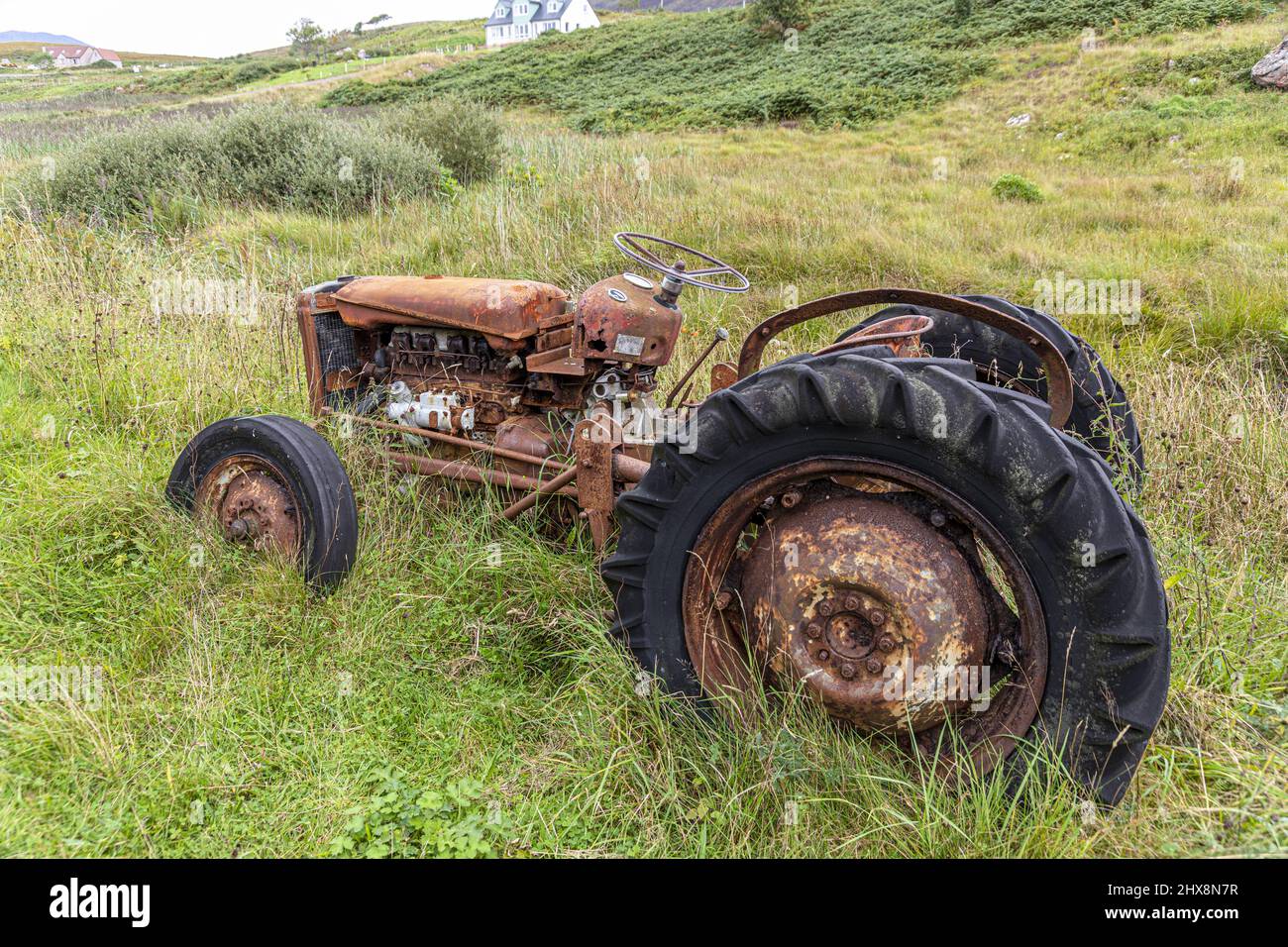 Un vieux tracteur rouillé chez APPLECROSS, Highland, Écosse, Royaume-Uni. Banque D'Images
