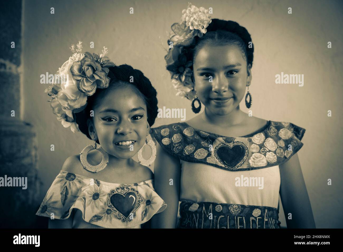 Mexique, Etat de Guanajuato, San Miguel de Allende, 'Dessel de Gigantes', deux jeunes filles se posant en costume avant la parade Banque D'Images