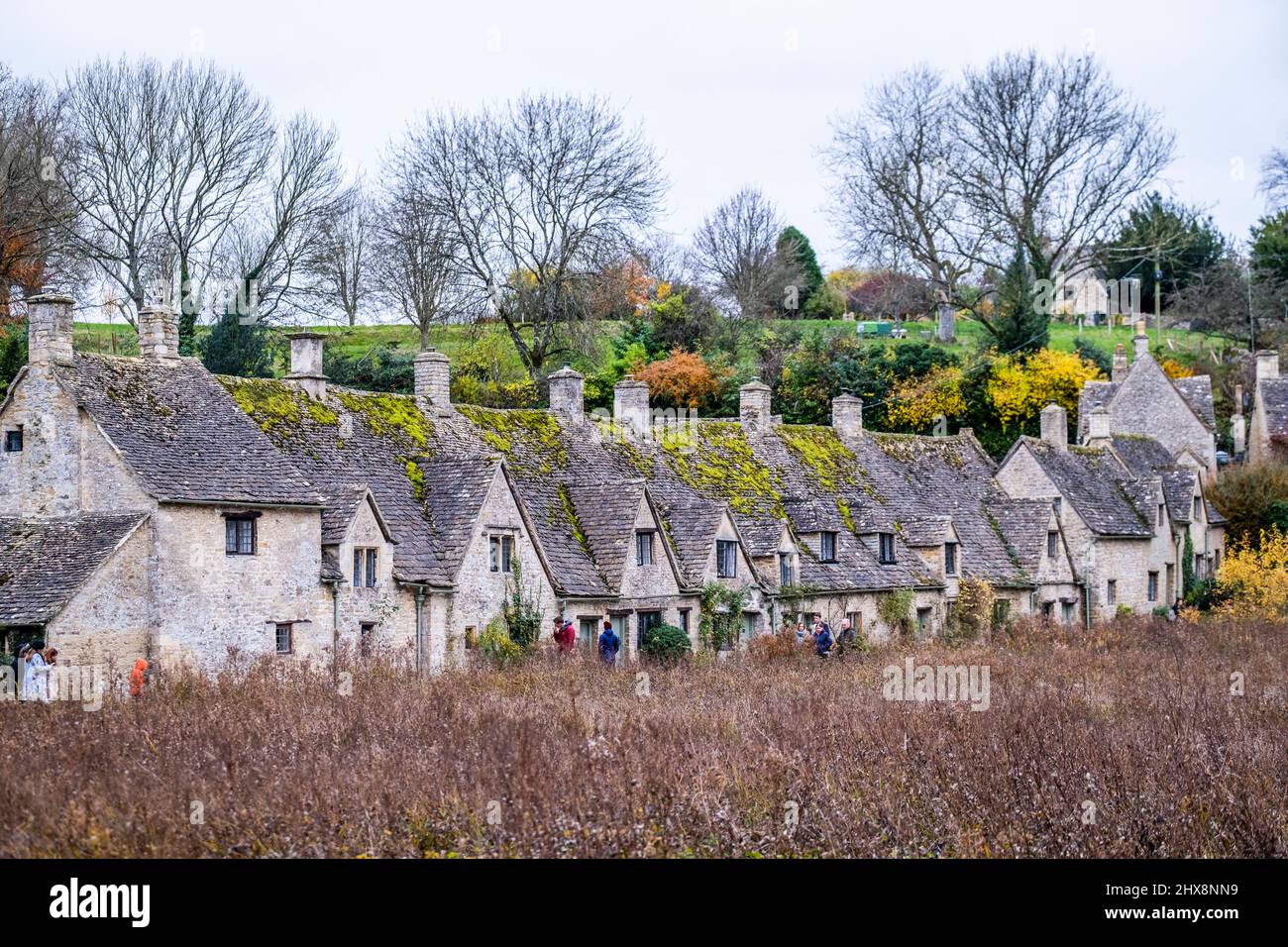Cette ligne de cottages à Bibury ressemble à quelque chose de tout droit sorti d'un conte de fées. Banque D'Images