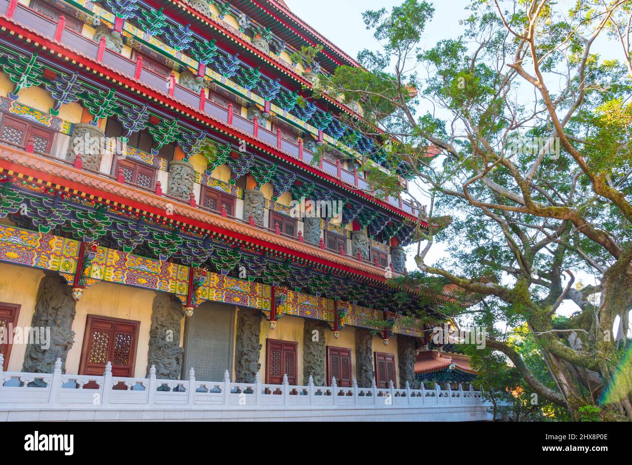 Architecture du monastère po Lin (Hong Kong, île Lantau, Ngong Ping, Chine). Belle photo extérieure de ce célèbre temple. Jour ensoleillé et pas de touristes. Banque D'Images Architecture du monastère po Lin (Hong Kong, île Lantau, Ngong Ping, Chine). Belle photo extérieure de ce célèbre temple. Jour ensoleillé et pas de touristes. Banque D'Images