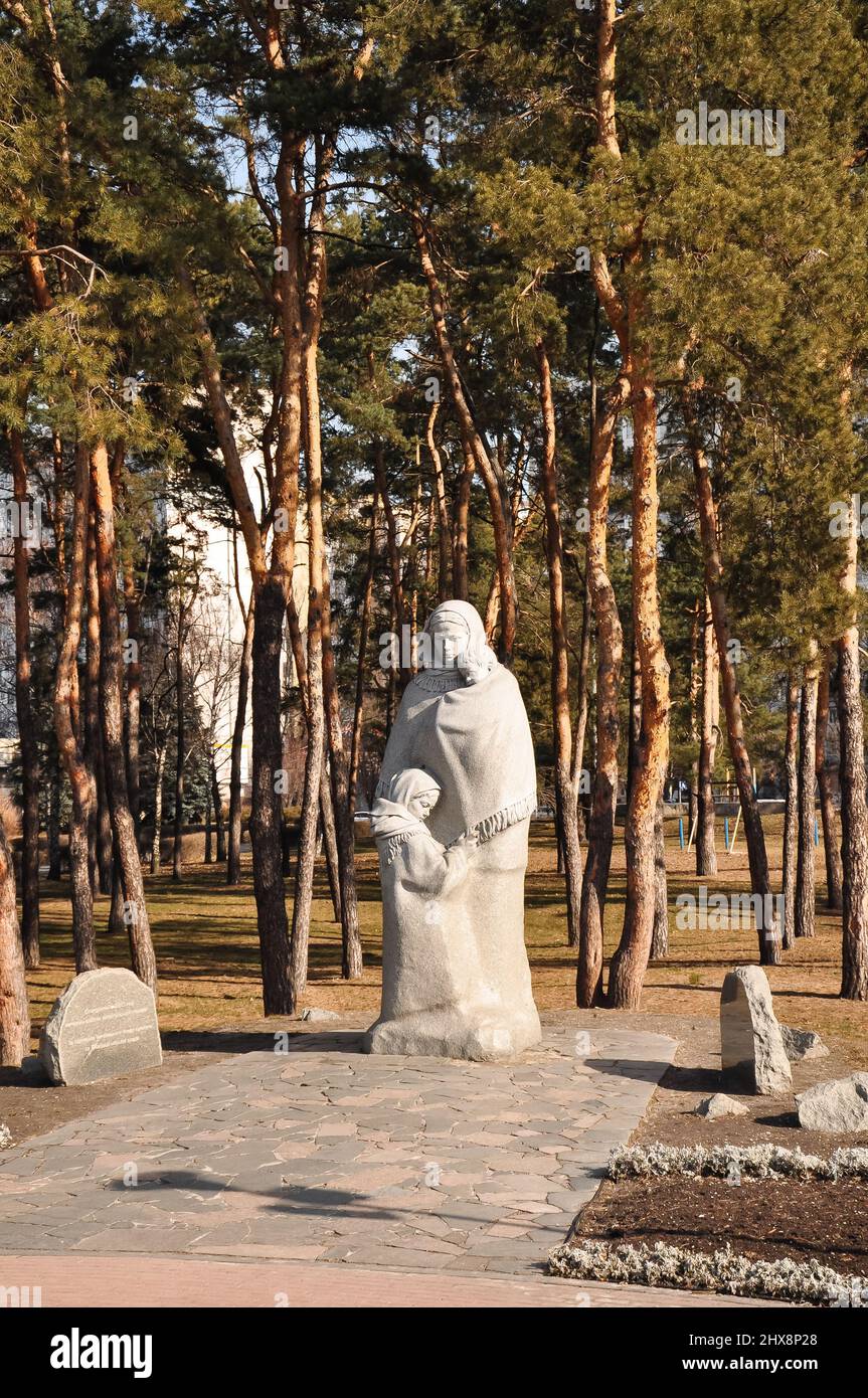 Kiev, Ukraine,-février, 23,2022, sculpture en pierre de mère avec deux enfants, concept de guerre. Photo de haute qualité Banque D'Images