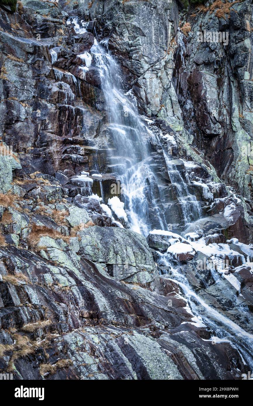 La cascade de Skok dans la vallée de Mlynicka à la fin de l'automne. Parc national des Hautes Tatras, Slovaquie, Europe. Banque D'Images