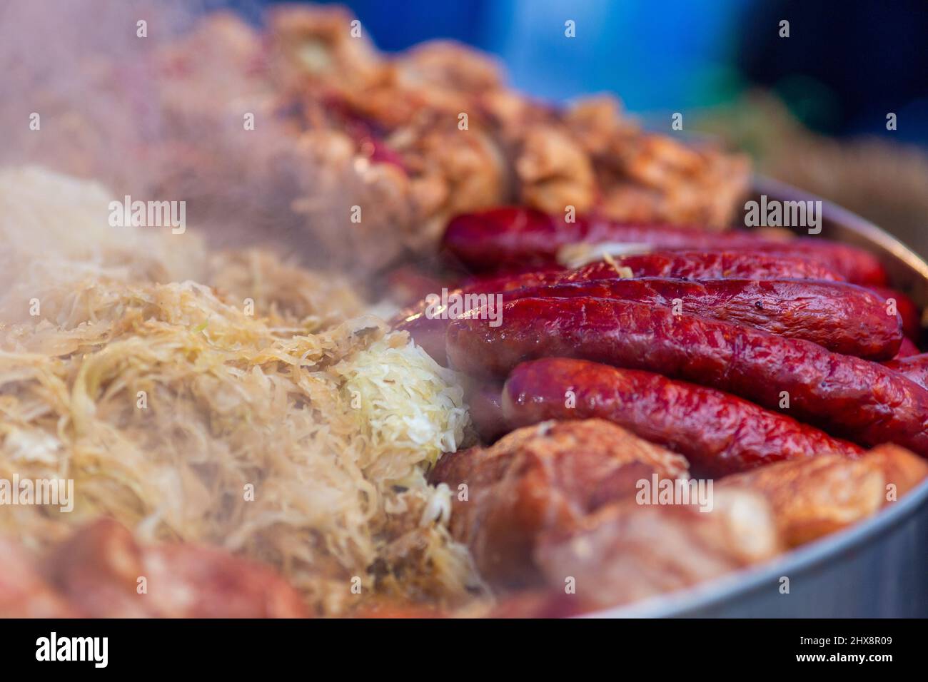 Saucisses fraîchement cuites et porc au chou. Banque D'Images