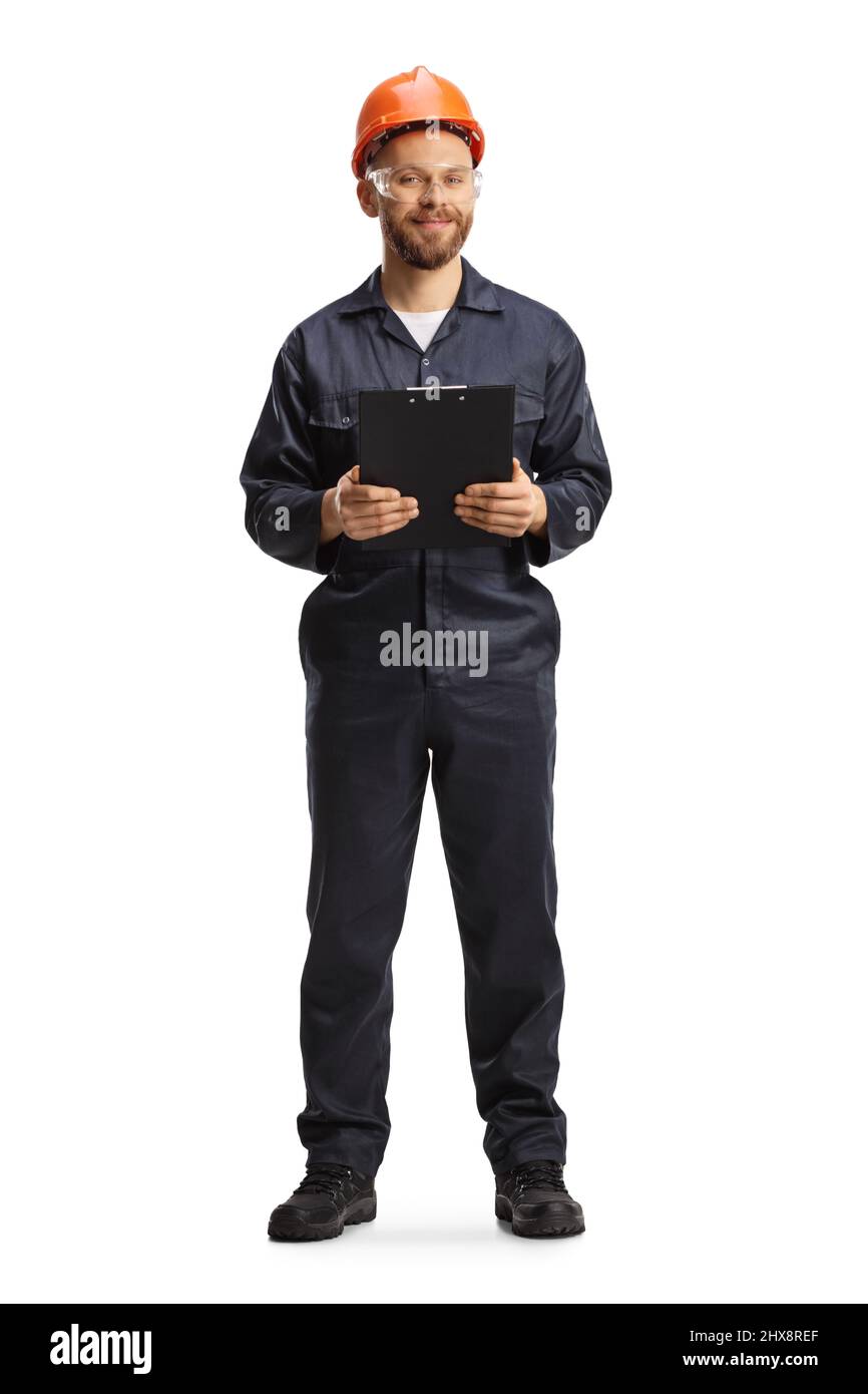 Technicien en uniforme avec un casque et des lunettes tenant une pince isolée sur fond blanc Banque D'Images