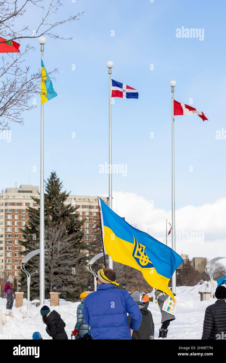 Ottawa, Canada - le 27 février 2022 : rassemblement en faveur de l'Ukraine contre la guerre. Manifestation et marche contre l'invasion russe de l'Ukraine. Homme avec Ukranian Banque D'Images