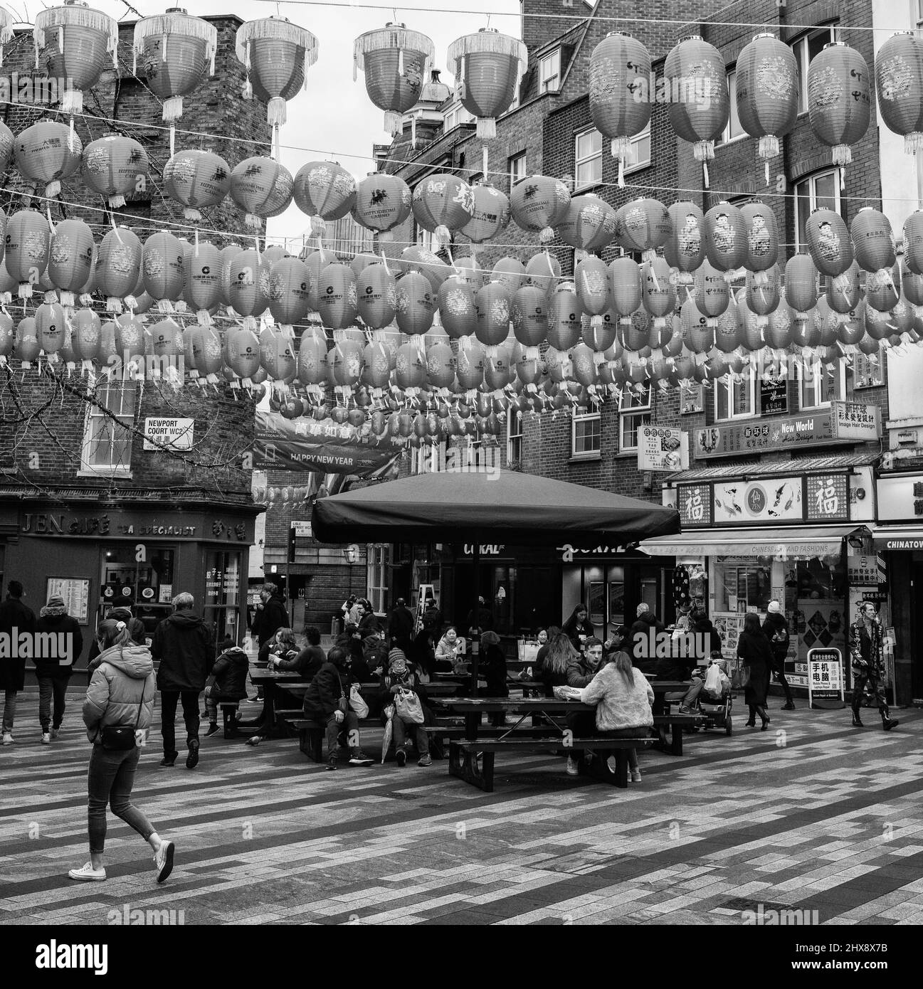 Noir et blanc de Chinatown, Londres, pendant le nouvel an chinois, un jour sombre Banque D'Images