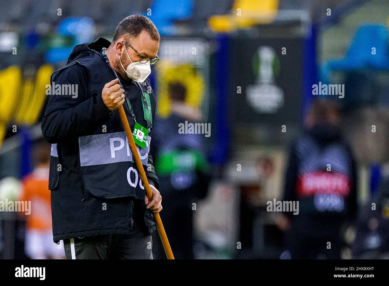 Arnhem, pays-Bas. 10th mars 2022. ARNHEM, PAYS-BAS - MARS 10: Agent de terrain pendant la Ligue de conférence UEFA Europa, Knockout stage, 1/8 finales match entre vitesse et AS Roma à Gelredome le 10 mars 2022 à Arnhem, pays-Bas (photo de Jeroen Meuwsen/Orange Pictures) crédit: Orange pics BV/Alay Live News Banque D'Images