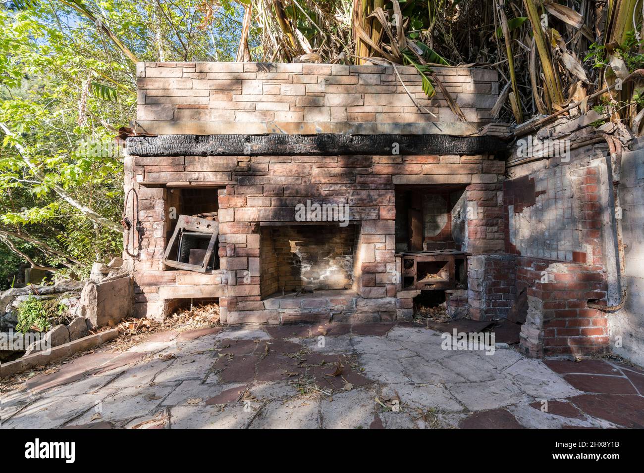 La ruine excessive du feu a endommagé la maison dans la région naturelle populaire de Solstice Canyon dans le terrain de loisirs national des montagnes de Santa Monica près de Malibu, Cal Banque D'Images