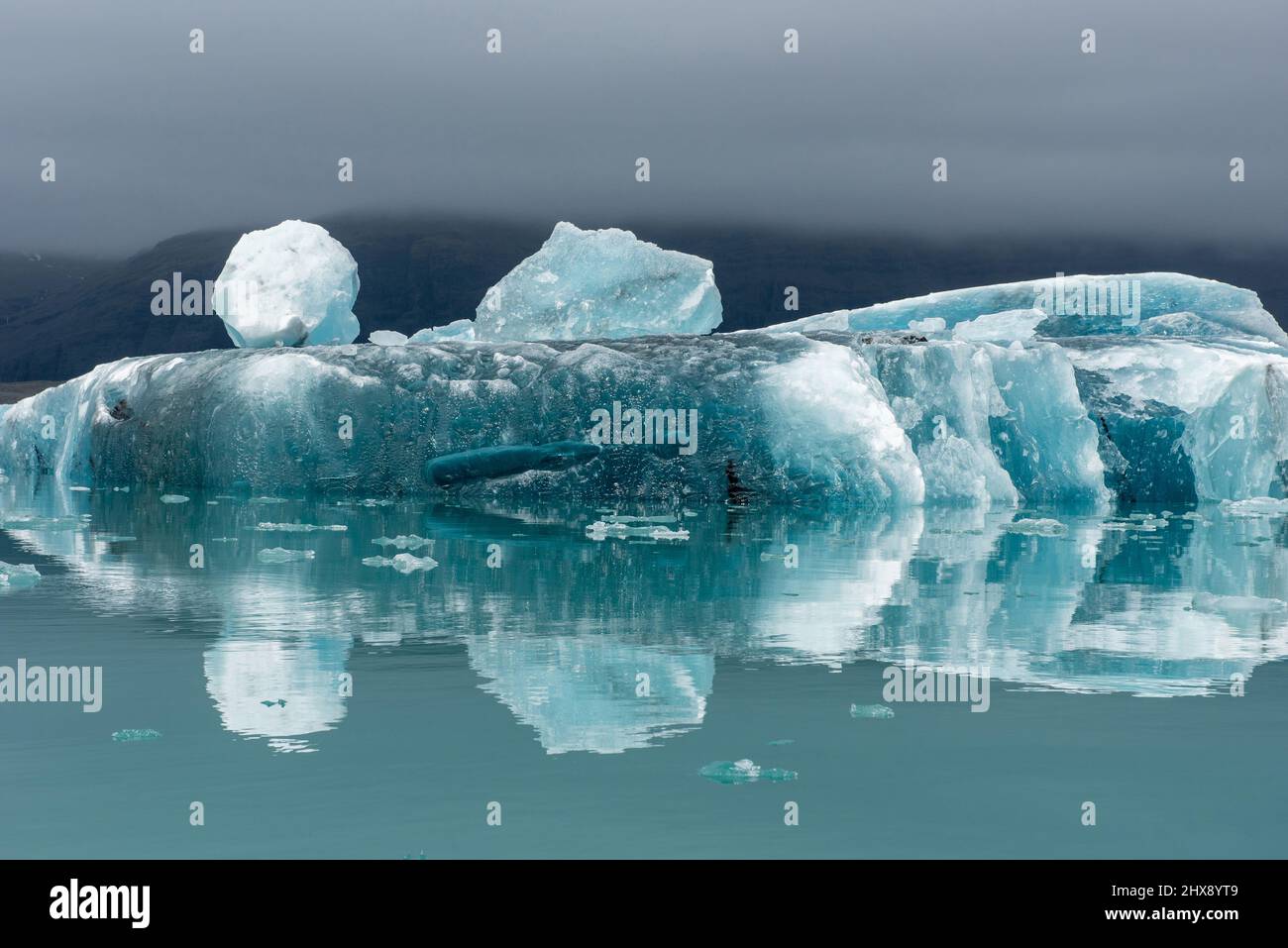 La fonte des icebergs en raison du réchauffement planétaire et du changement climatique en flottant Jokulsarlon glacial lagoon. Parc national du Vatnajökull, Islande Banque D'Images