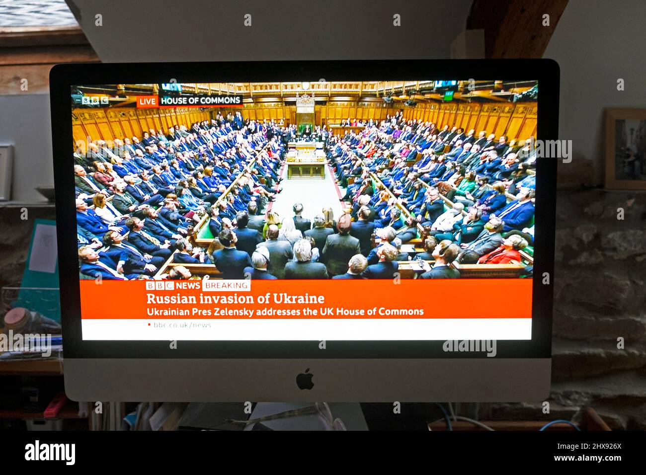 Ukraine Discours du président Zelensky par liaison vidéo sur écran d’ordinateur aux députés de la Chambre des communes en salle le 8 mars 2022 Londres Angleterre Royaume-Uni Banque D'Images