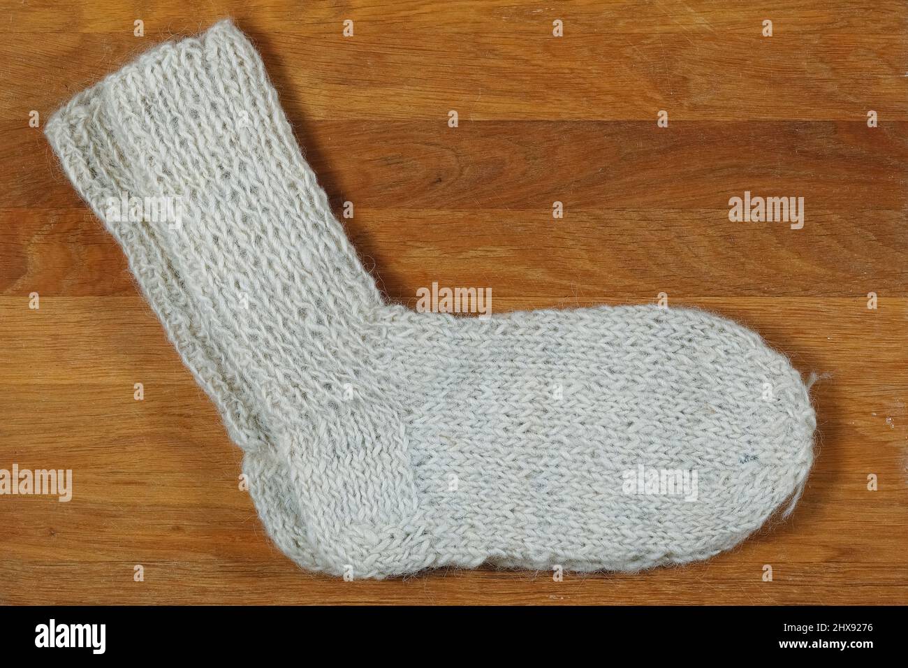 Chaussettes en laine faites à la main. Ces chaussettes d'hiver chaudes et traditionnelles ont été fabriquées par les Polonais highlanders dans la région de Podhale, près de la ville de Zakopane. L'utilisation de la laine Banque D'Images