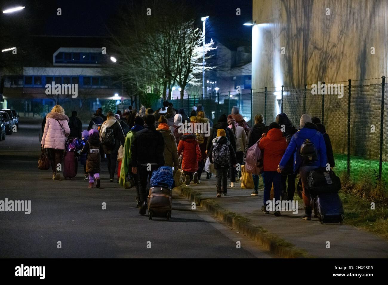 Hambourg, Allemagne. 09th mars 2022. Des réfugiés déjà enregistrés sont en liaison avec une succursale proche du Centre central d'accueil initial (ZEA) de Rahlstedt. Des abris d'urgence complets et de longs délais d'attente pour l'enregistrement: L'afflux important et continu de réfugiés ukrainiens de guerre à Hambourg pose des problèmes aux autorités. Credit: Jonas Walzberg/dpa/Alay Live News Banque D'Images