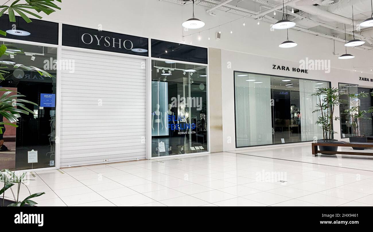Moscou, Russie, mars 2022 : les magasins d'usine d'Oysho et de Zara suspendent leur travail en Russie. Les boutiques de marque du centre commercial sont fermées. Les clients passent. Banque D'Images