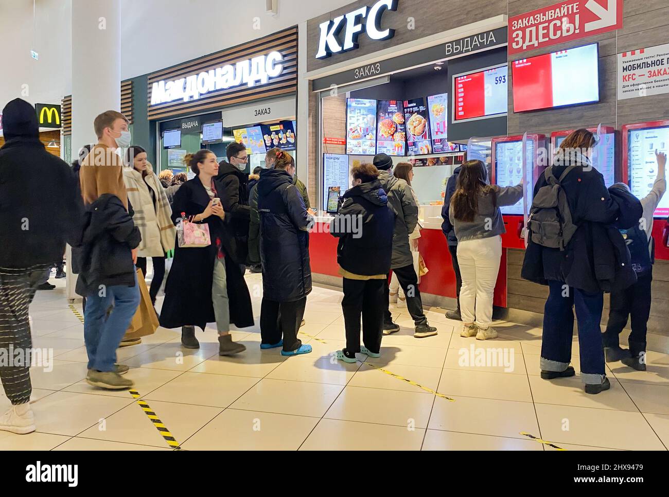 Moscou, Russie, le 2022 mars : les fast food Corners McDonald's et KFC travaillent les derniers jours avant la fermeture en raison de sanctions. Beaucoup de gens sont standi Banque D'Images