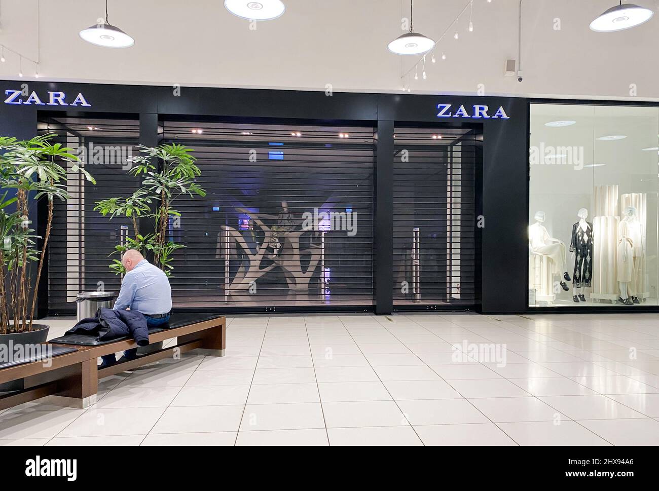 Moscou, Russie, mars 2022 : le magasin Zara suspend le travail en Russie. Les boutiques de marque du centre commercial sont fermées. Les clients passent. Banque D'Images