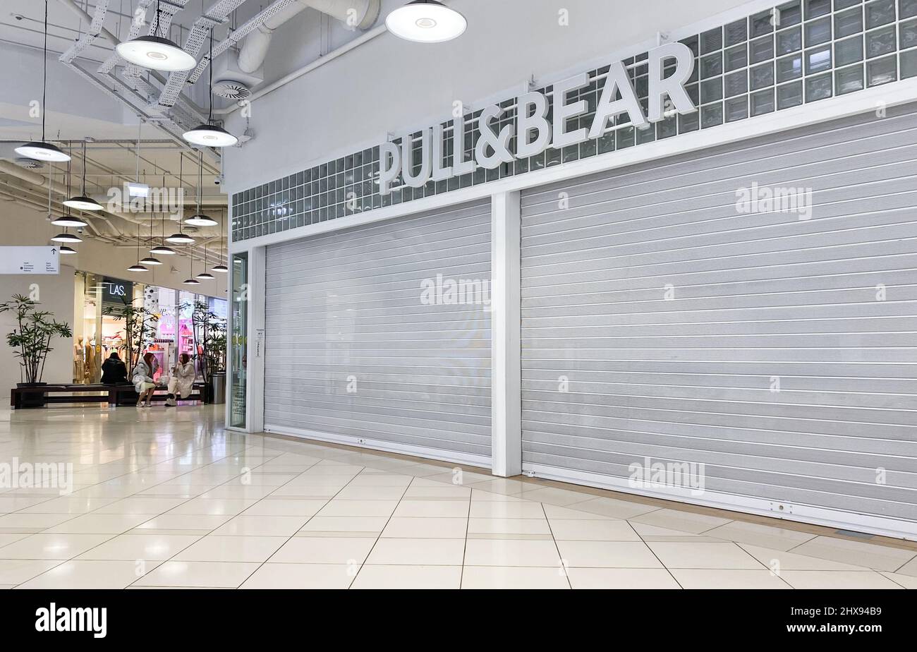 Moscou, Russie, mars 2022 : le magasin Pull and Bear suspend le travail en Russie. Les boutiques de marque du centre commercial sont fermées. Banque D'Images