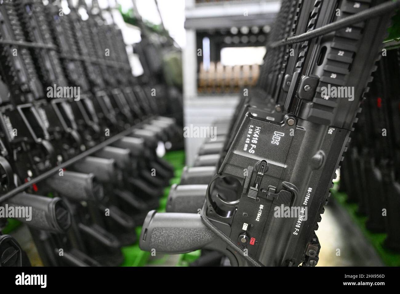 Oberndorf, Allemagne. 28th févr. 2022. HK416 fusils d'assaut finis sont alignés dans le hall de production du fabricant d'armes Heckler & Koch à Oberndorf. Credit: Bernd Weißbrod/dpa/Alay Live News Banque D'Images