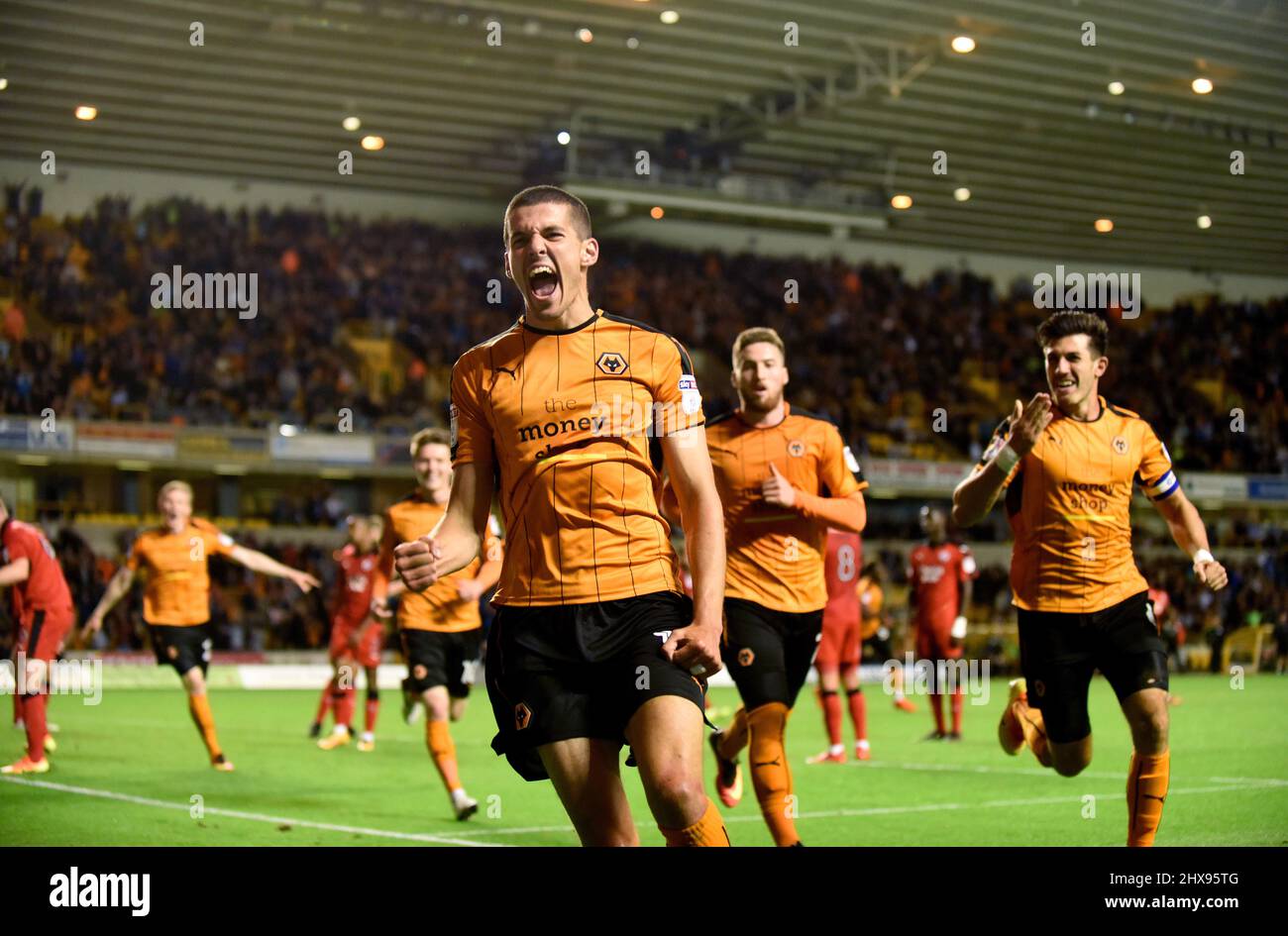 Conor Coady de Wolverhampton Wanderers célèbre après avoir marquant un but pour le faire 2-1. Wolverhampton Wanderers / Crawley Town à Molineux 09/08/2016 - coupe EFL Round One Banque D'Images