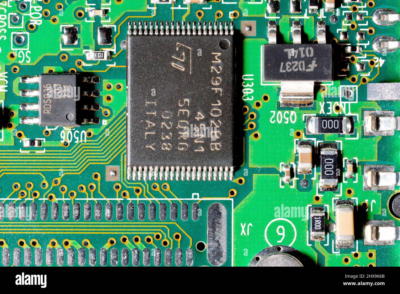 Gros plan d'une carte de circuit imprimé d'ordinateur, montrant différentes tailles de puces intégrées et d'autres composants électroniques. Banque D'Images