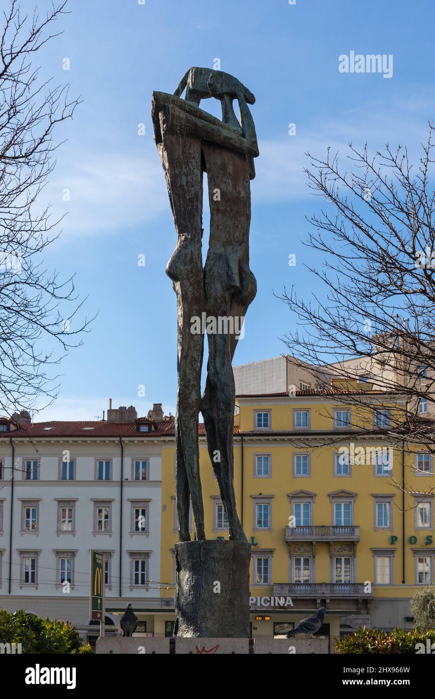 Sculpture de Marcello Mascherini nommée „Cantico dei Cantici“ (en anglais le chant des chansons) - Trieste, Friuli Venezia Giulia, Italie Banque D'Images