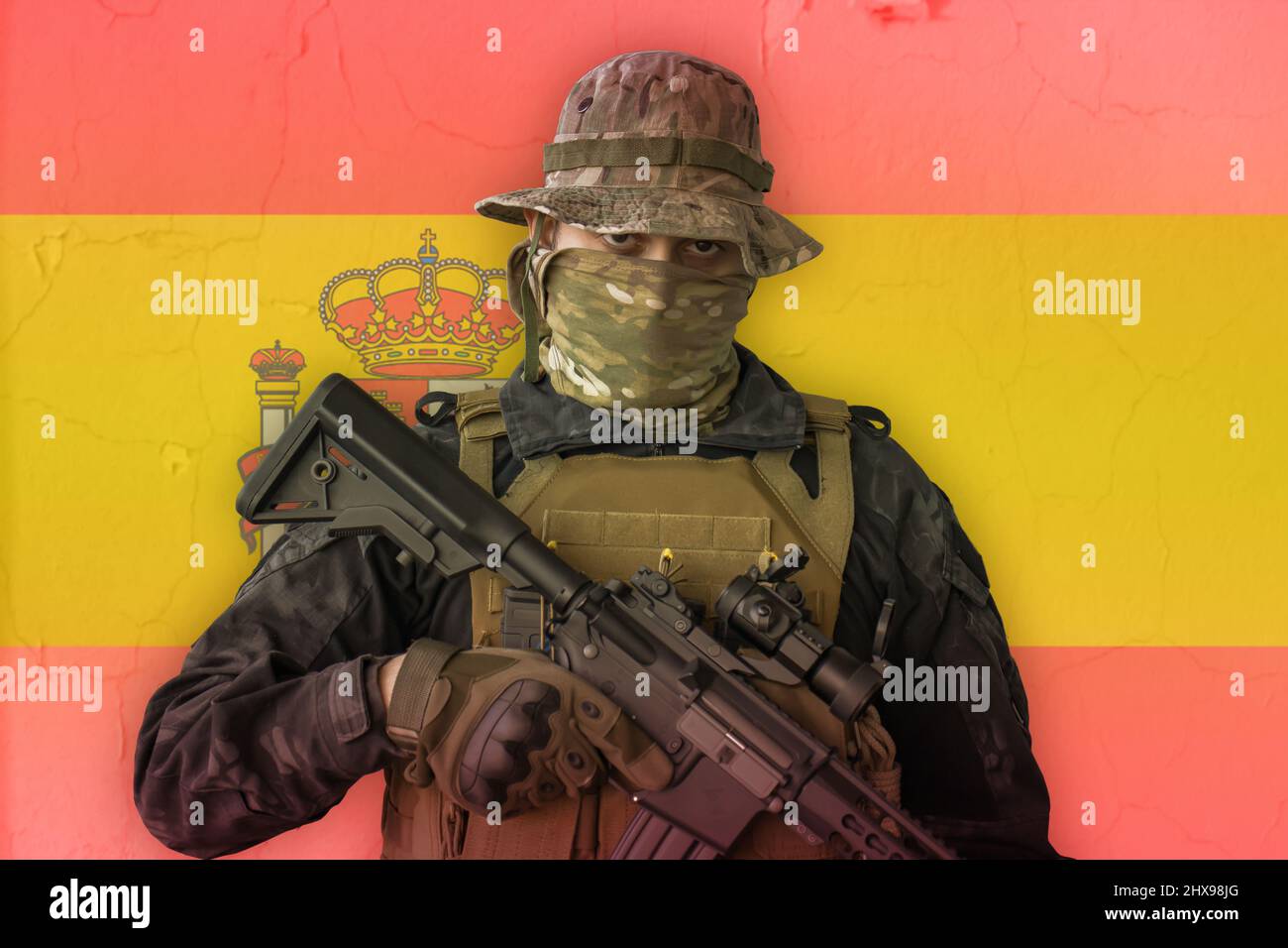 Soldat espagnol en colère armé d'une carabine dont le drapeau espagnol