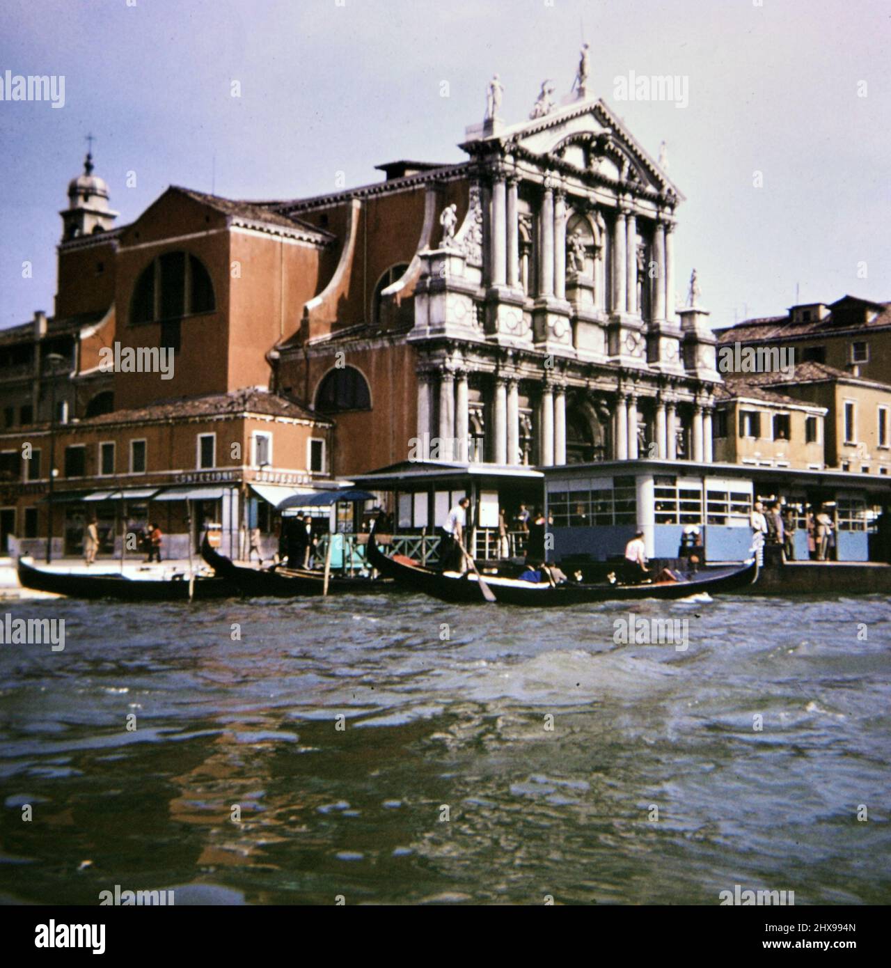 Gondoles amarrées à Venise, en Italie, vers la fin de 60s ou le début de 1970s Banque D'Images