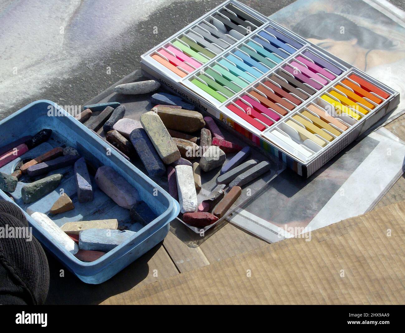 Gros plan des pastels de l'artiste sur le terrain en préparation à la création d'un dessin lors d'un festival de peinture de rue Banque D'Images