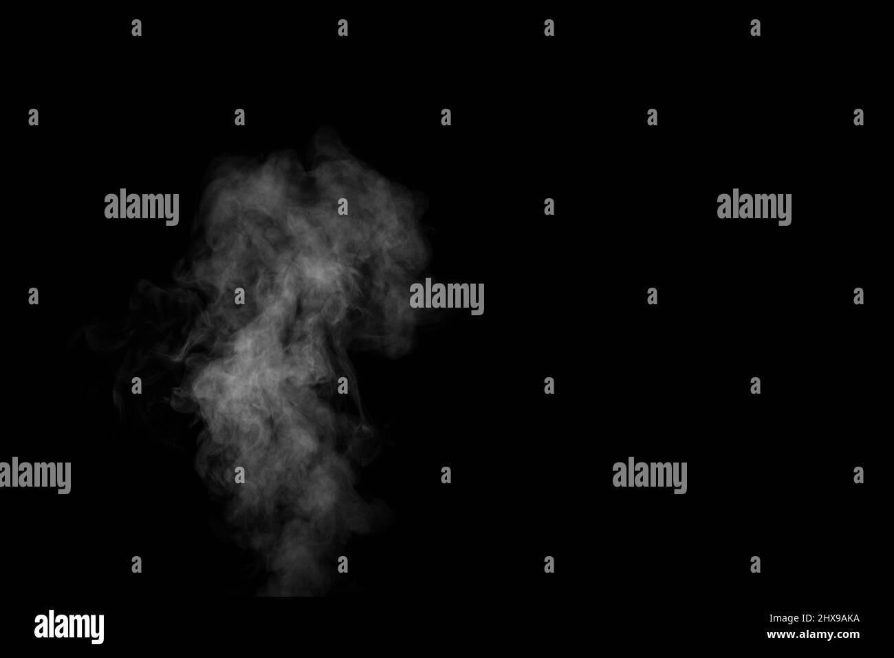 Vapeur ou fumée blanche et mystique parfaite isolée sur fond noir. Flou de fond abstrait ou smog, élément de conception, mise en page pour collages. Banque D'Images