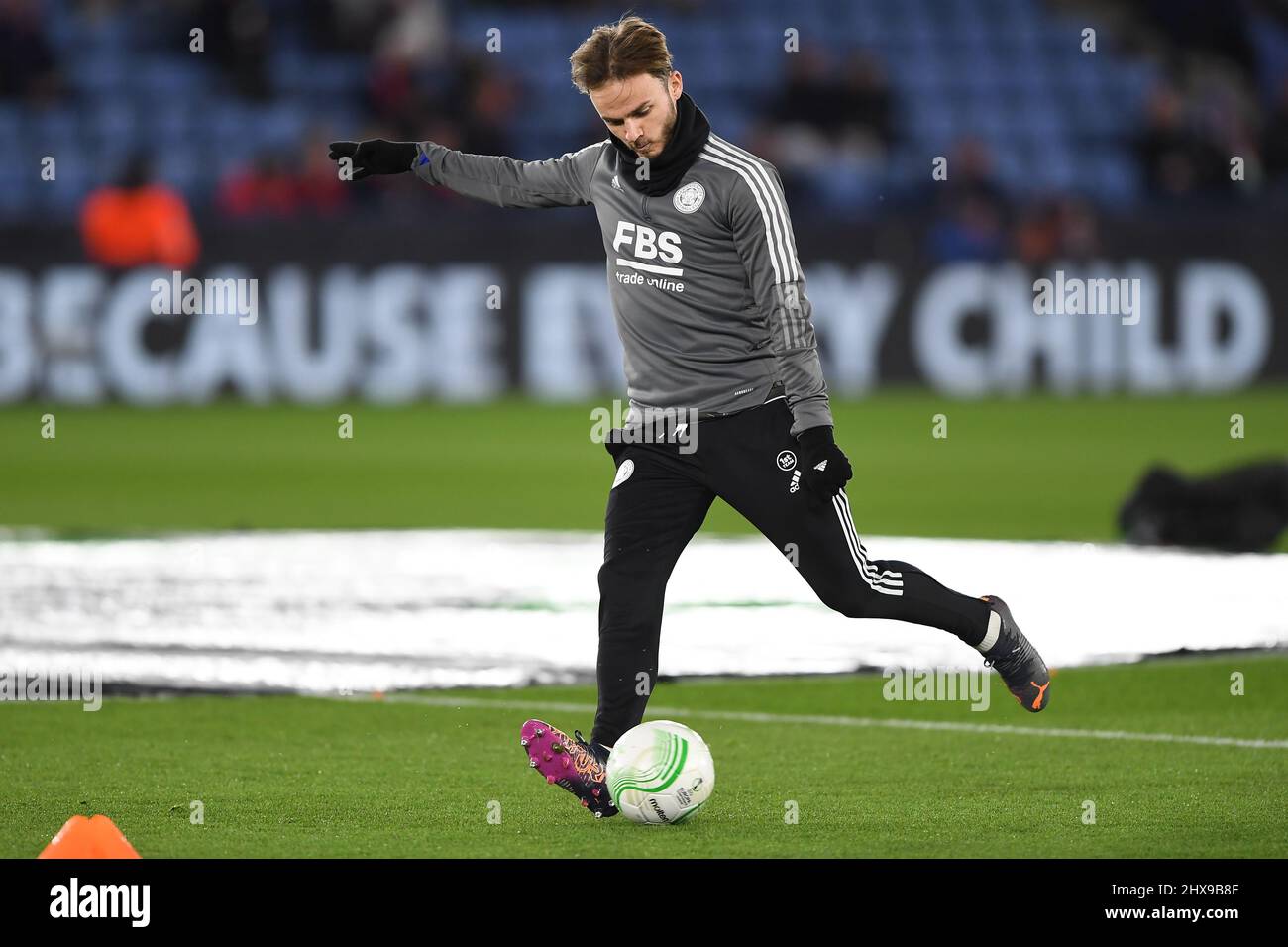 LEICESTER, ROYAUME-UNI. 9th MARS James Maddison, de Leicester City, se réchauffe devant le coup d'envoi de l'UEFA Europa Conference League Round of 16 match entre Leicester City et Stade Rennais F.C. au King Power Stadium, Leicester, le jeudi 10th mars 2022. (Credit: Jon Hobley | MI News ) Credit: MI News & Sport /Alay Live News Banque D'Images