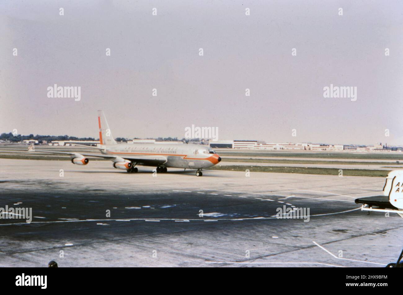 Avion d'American Airlines sur une piste aéroport international de St. Louis Lambert ca. 1961 Banque D'Images