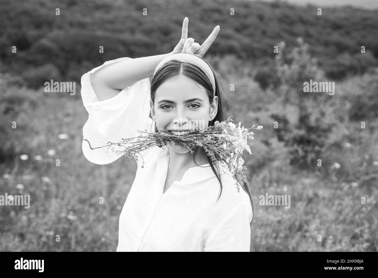 Concept fou de gens végétaliens. Femme végétarienne. Prendre en veggie. Vache chèvre fille, mode de vie sain. Domaine biologique milka. Banque D'Images