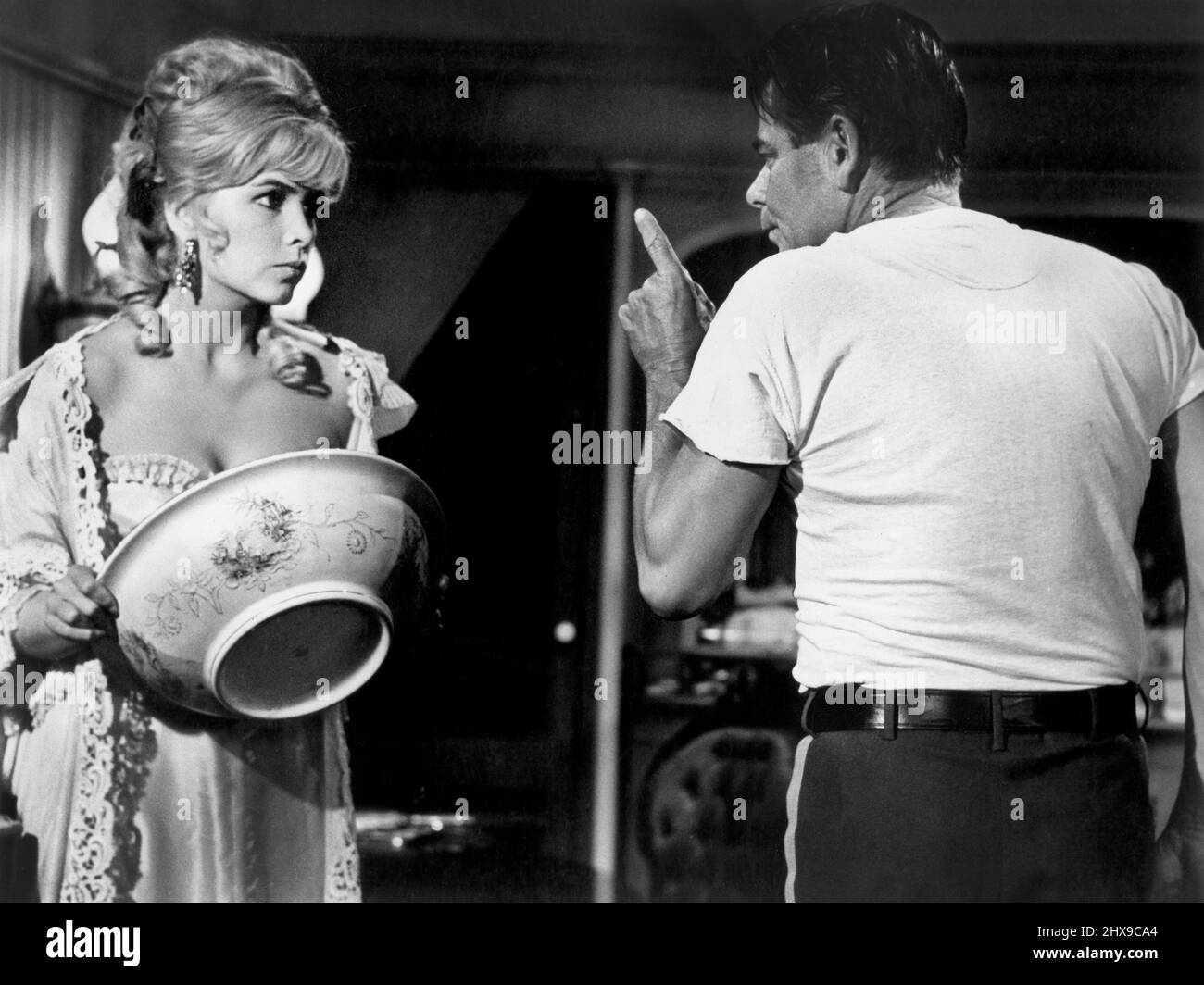 Stella Stevens, Glenn Ford, sur le tournage du film, 'Advance to the Rear!', MGM, 1964 Banque D'Images