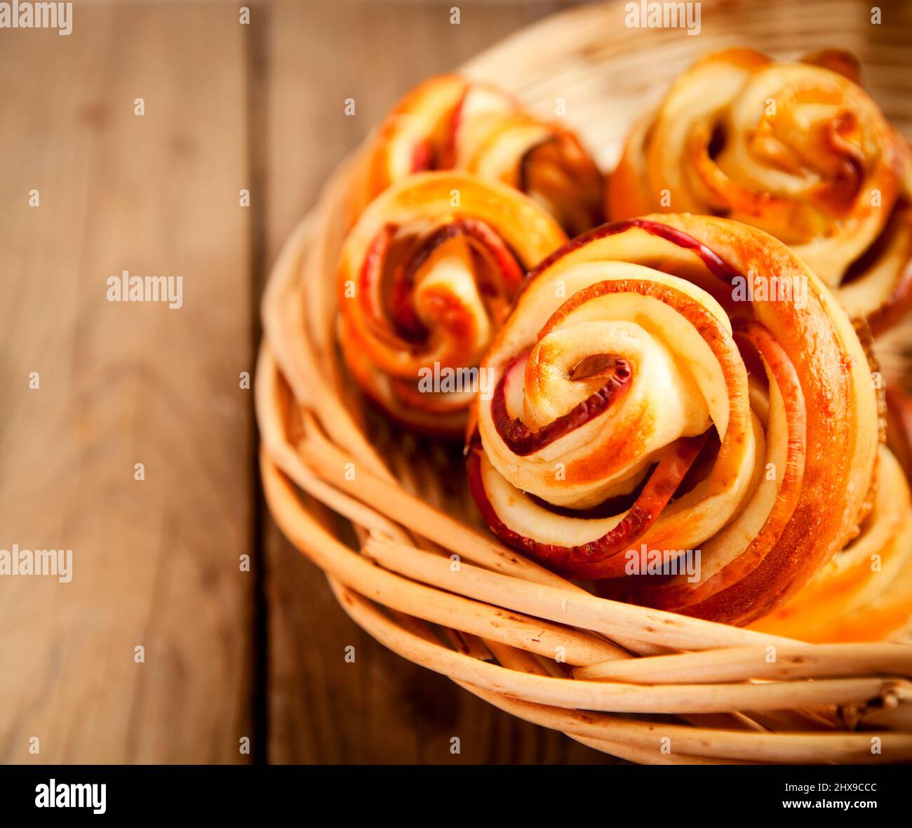 De savoureux gâteaux pommes maison sur fond de bois Banque D'Images