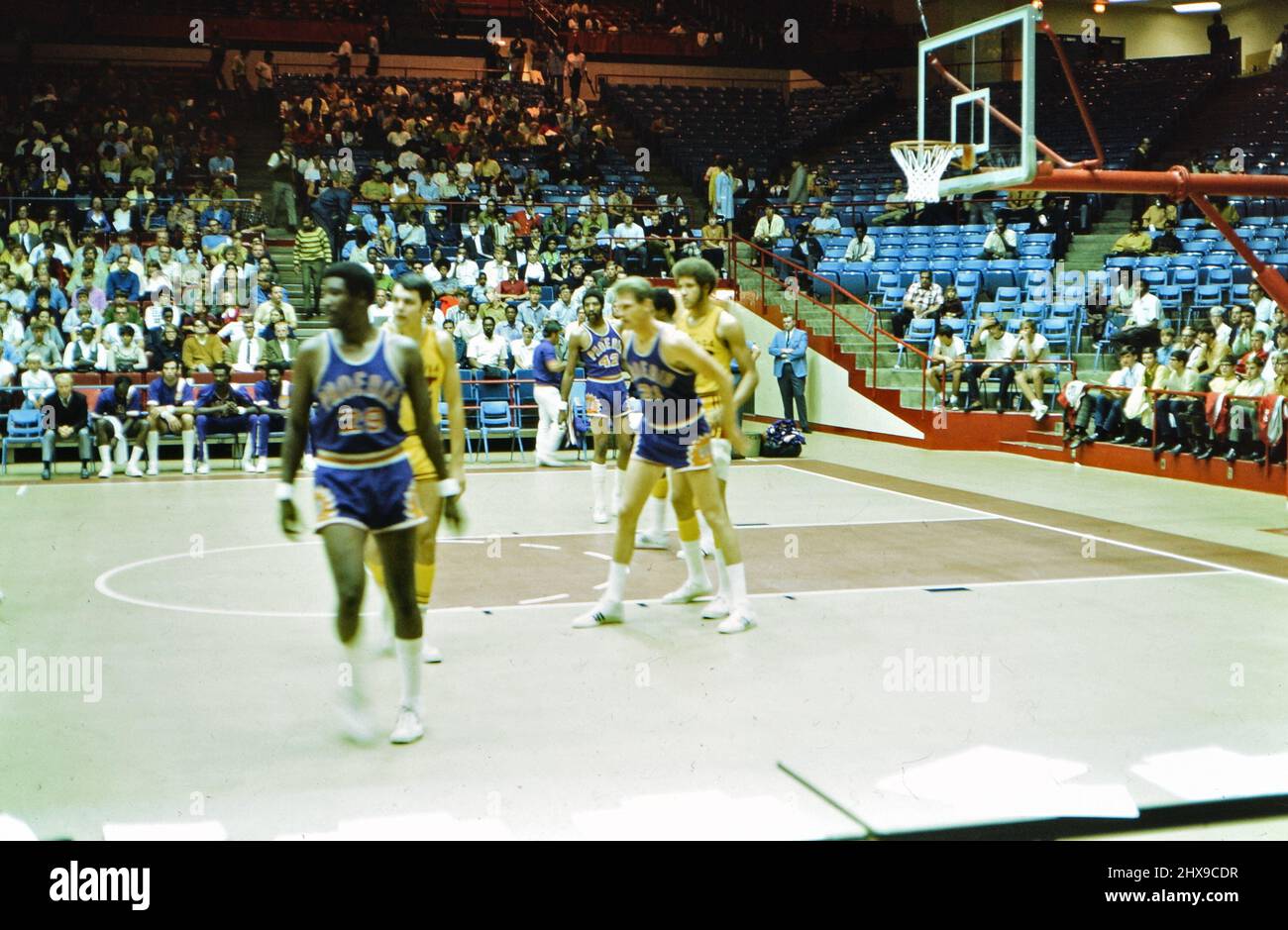 Phoenix Suns contre Cleveland cavaliers NBA basketball jeu, peut-être un jeu d'exposition à Dayton ca. 1970 Banque D'Images