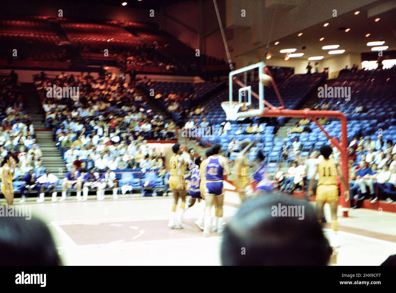Phoenix Suns contre Cleveland cavaliers NBA basketball jeu, peut-être un jeu d'exposition à Dayton ca. 1970 Banque D'Images