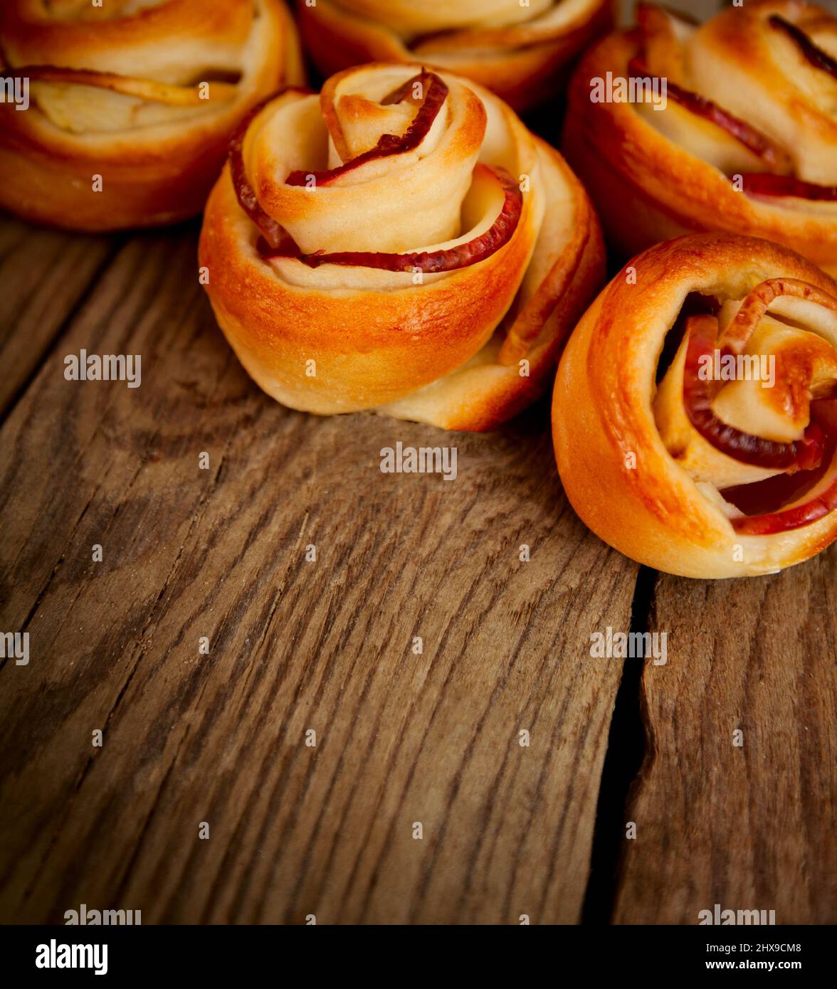De savoureux gâteaux pommes maison sur fond de bois Banque D'Images