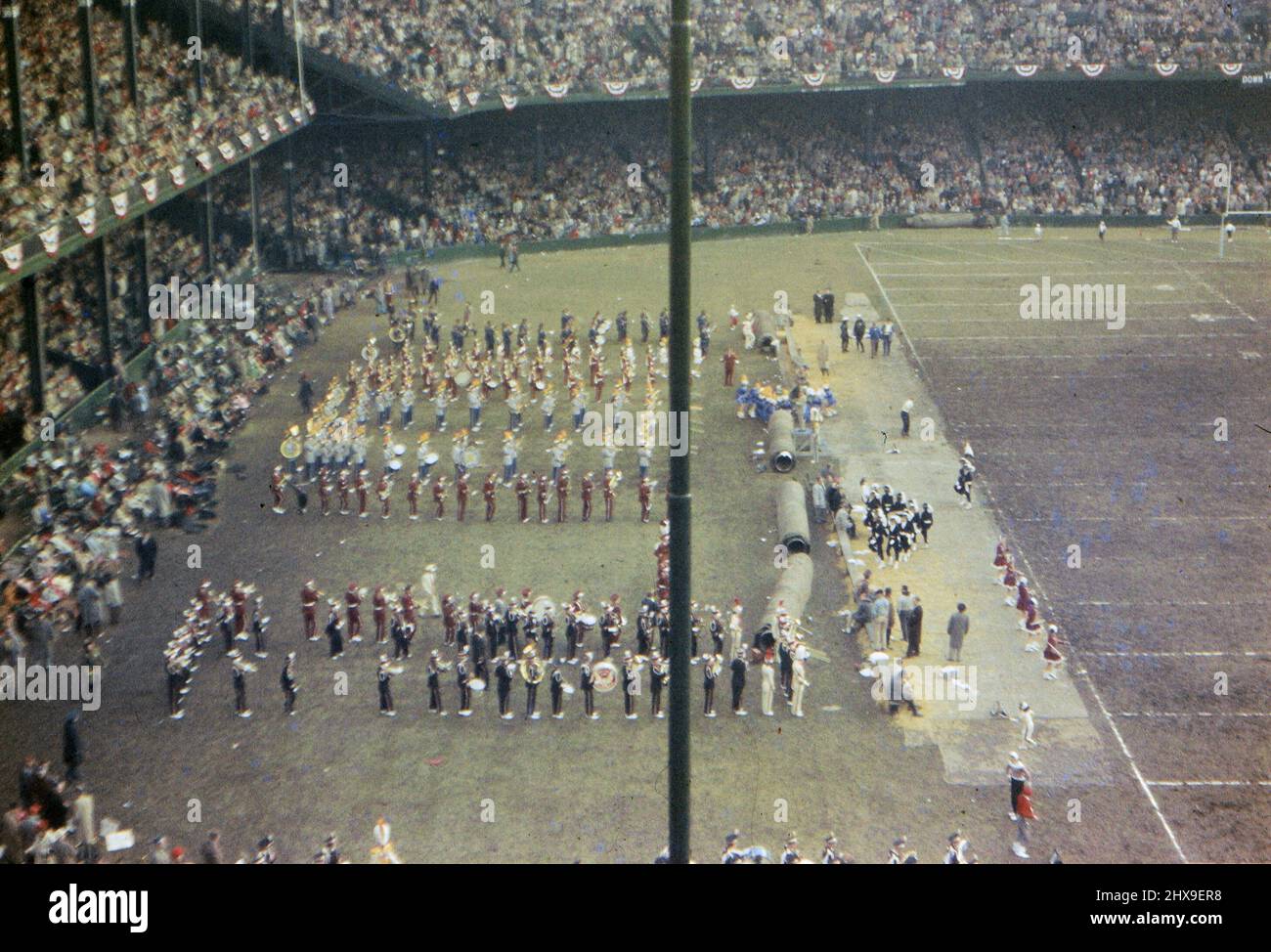 Groupe de marche sur le banc de touche attendant de se produire à un match de football, probablement joué à Briggs ou Tiger Stadium à Detroit vers la fin de 1950s Banque D'Images