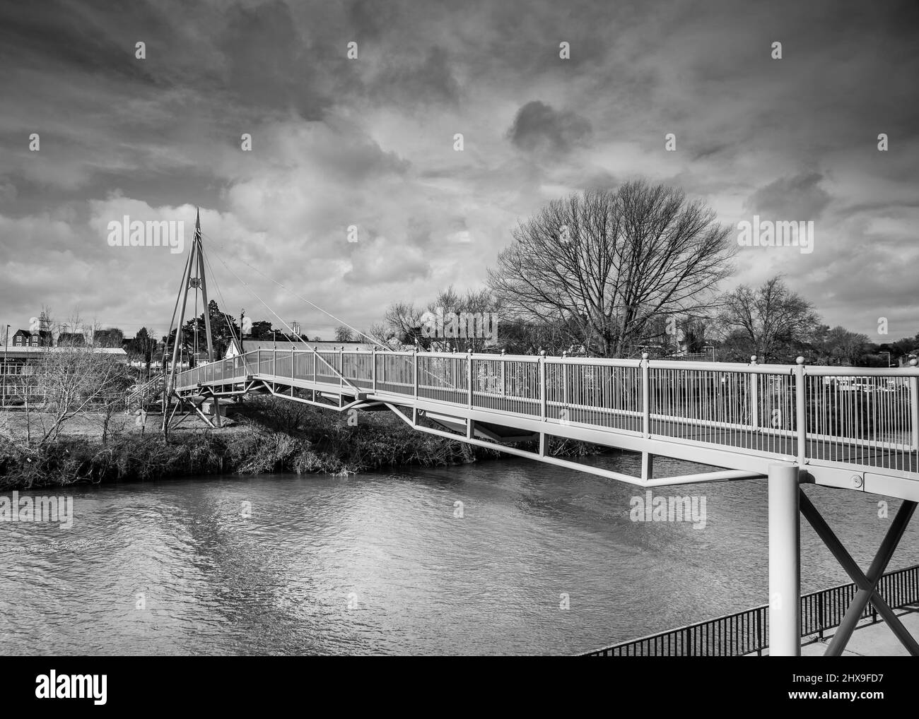 Moody, vue en noir et blanc du pont Sabrina, Worcester, Angleterre - une passerelle au-dessus de la rivière Severn. Banque D'Images