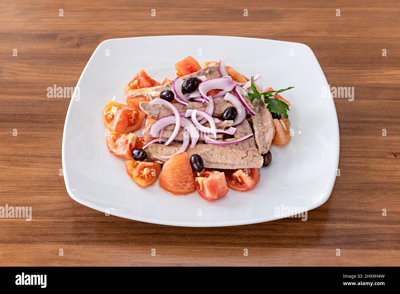 La salade de tomates et de ventresca est un plat frais et très rapide à préparer. Prenez note de la façon du préparer et commencez à l'apprécier Banque D'Images
