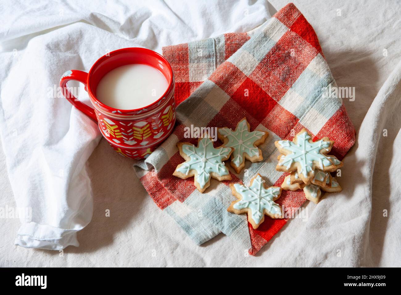 Biscuits de Noël avec une tasse de lait Banque D'Images