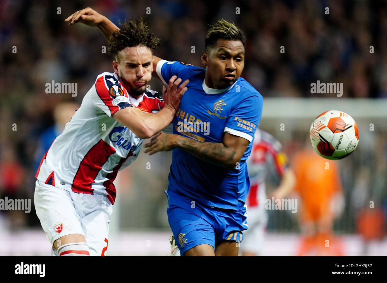 Les Rangers Alfredo Morelos se dispute avec le Red Star Strahinja Erakovic de Belgrade lors de la manche de la Ligue Europa de l'UEFA lors de la manche de seize premiers matchs au stade Ibrox, à Glasgow. Date de la photo: Jeudi 10 mars 2022. Banque D'Images