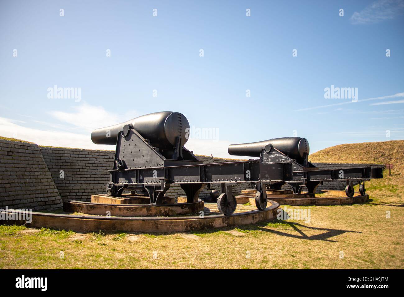 Canons sur le mur dans le parc historique national de fort-Moltrie, sur l'île de Sullivans, en Caroline du Sud. Banque D'Images