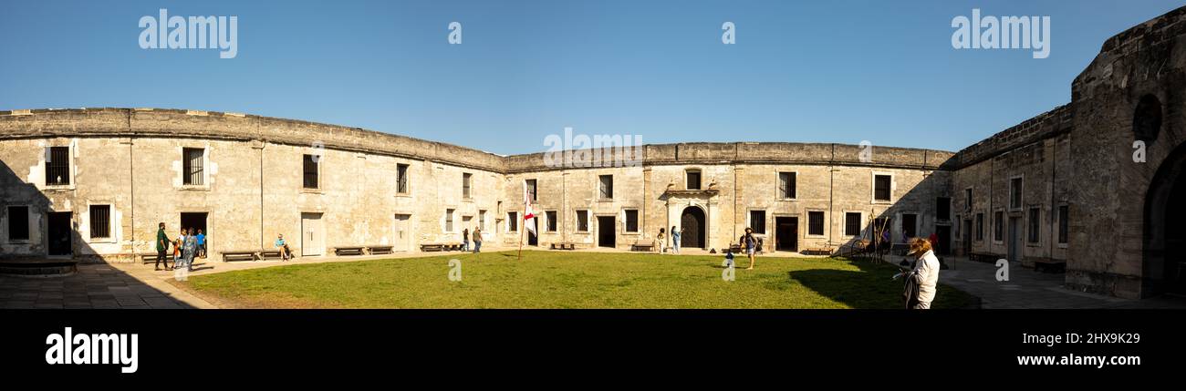 St. Augustine, Floride, États-Unis - 26 février 2022 : touristes à l'intérieur de la cour historique de Castillo de San Marcos à St. Augustine, Floride. Banque D'Images