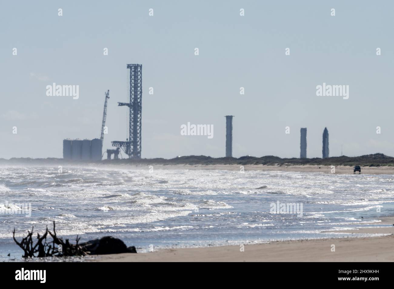 Un Starship et deux roquettes Super Heavy Booster cylindriques près de la tour de lancement SpaceX à Boca Chica, Texas. La Starship mesure 160 pi, tandis que la Supe Banque D'Images