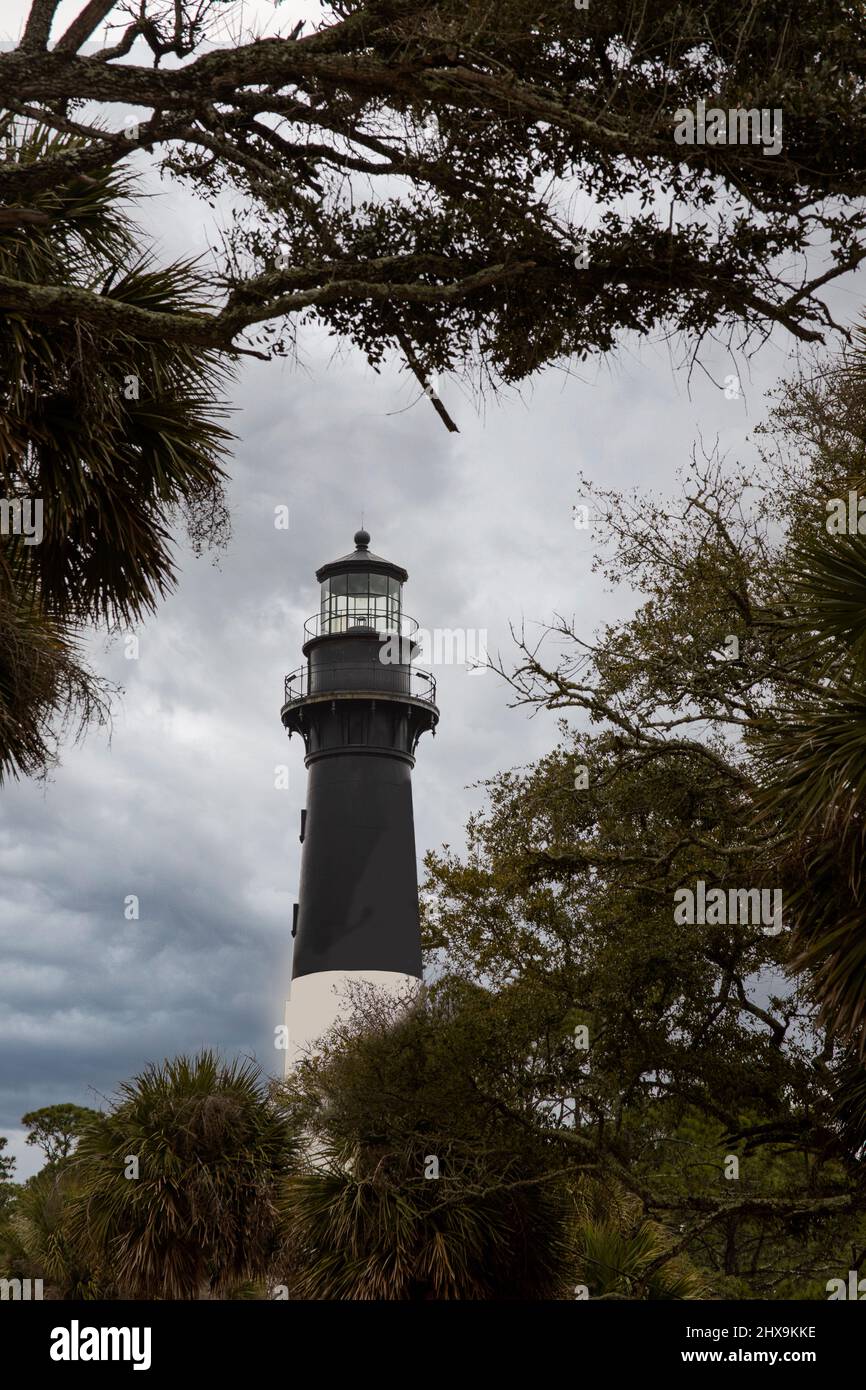 Lampe sur le phare de Huntington Island à travers les branches d'arbres. Banque D'Images