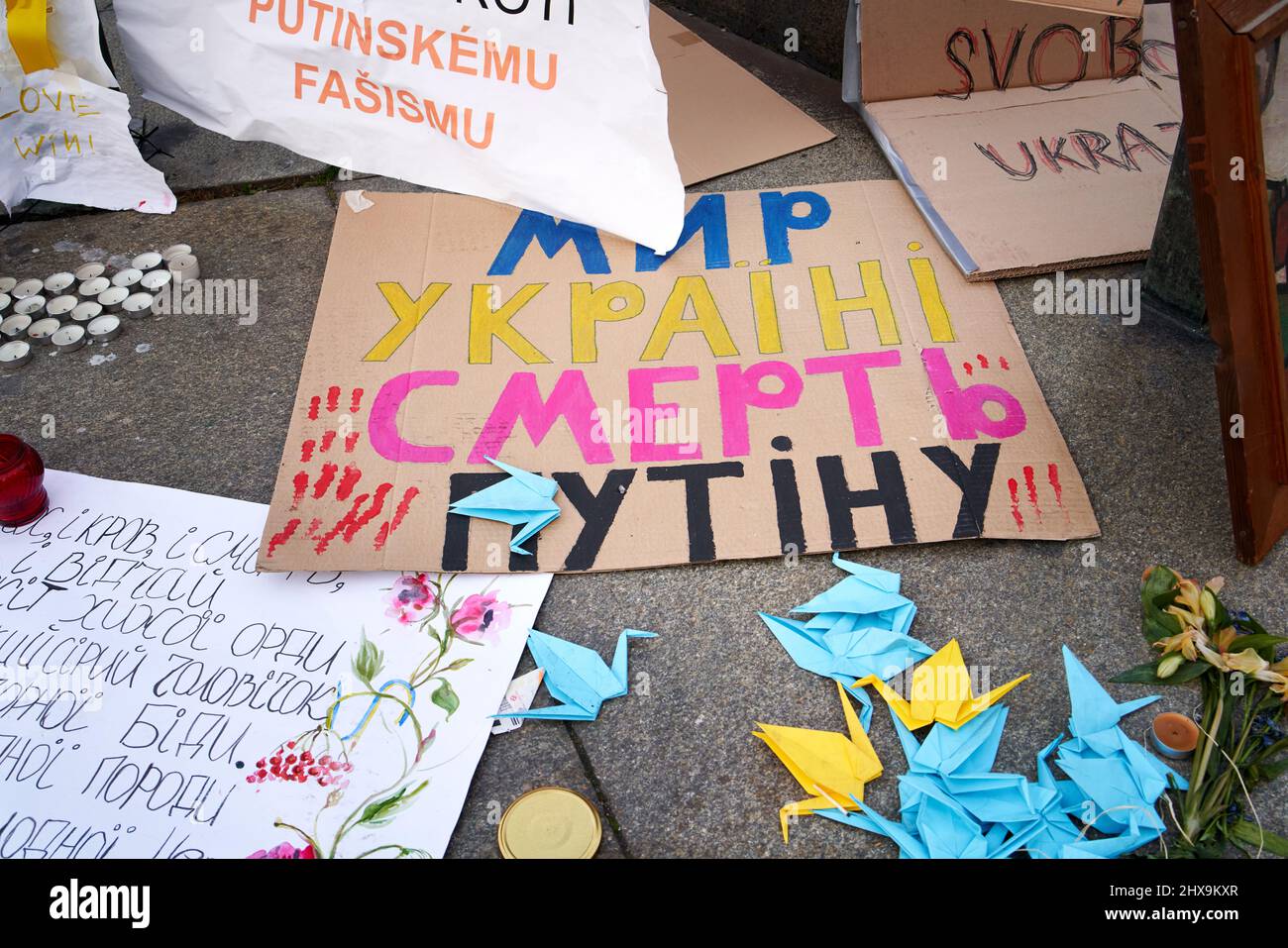 PRAGUE, RÉPUBLIQUE TCHÈQUE - 3 MARS 2022 : signes disant la paix à l'Ukraine, mort à Poutine en langue ukrainienne sur la place Venceslas Banque D'Images
