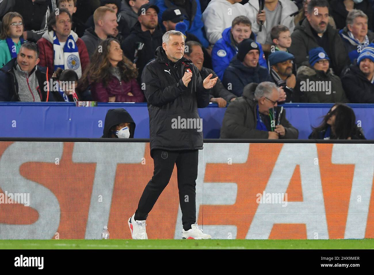 LEICESTER, ROYAUME-UNI. MAR 9th Bruno Genesio, directeur de Rennes lors du match de la Ligue de la Conférence européenne de l'UEFA Europa série 16 entre Leicester City et Stade Rennais F.C. au King Power Stadium, Leicester, le jeudi 10th mars 2022. (Credit: Jon Hobley | MI News ) Credit: MI News & Sport /Alay Live News Banque D'Images