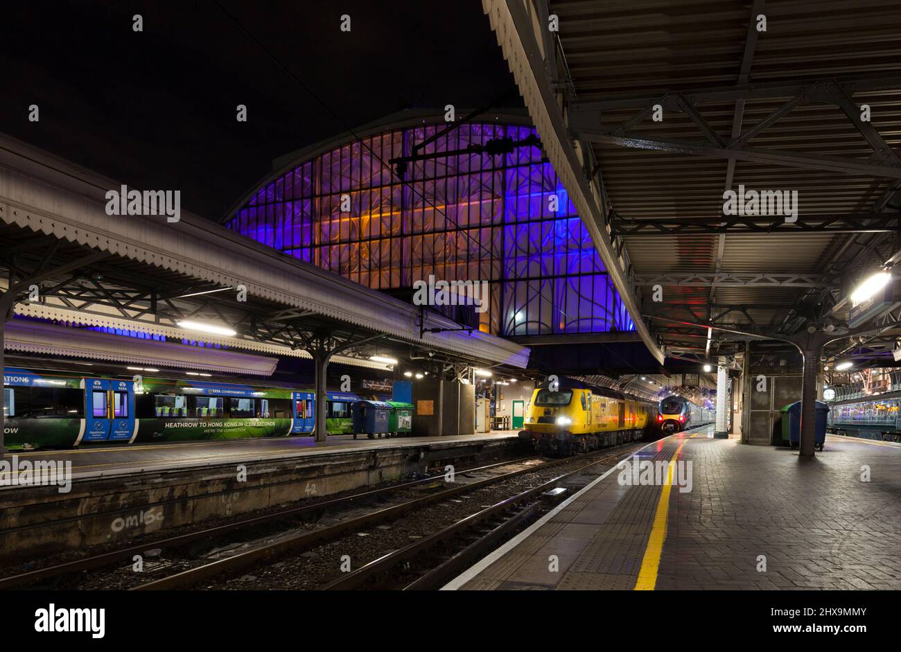 Gare de Paddington à Londres avec le réseau ferroviaire nouveau train de mesure train à grande vitesse tôt un matin d'hiver sombre. Voiture électrique 43014 Banque D'Images