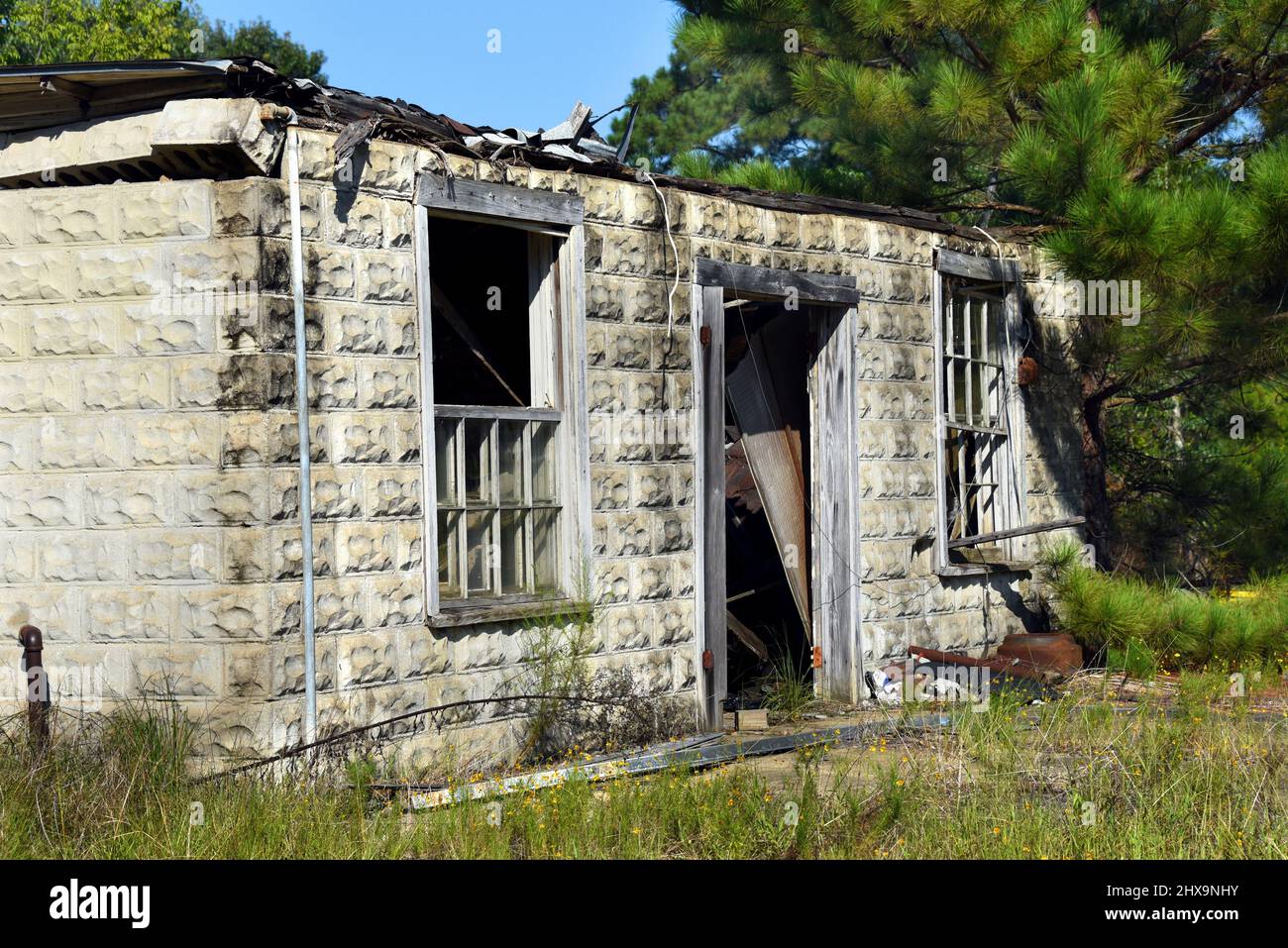 L'ancien magasin de campagne de Lisbonne, Arkansas se trouve en ruines. Les fenêtres et l'avant du magasin sont cassées et délabrée. Banque D'Images